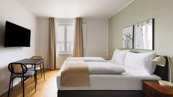 Suite | Desk, laptop workspace, blackout drapes, WiFi (free)