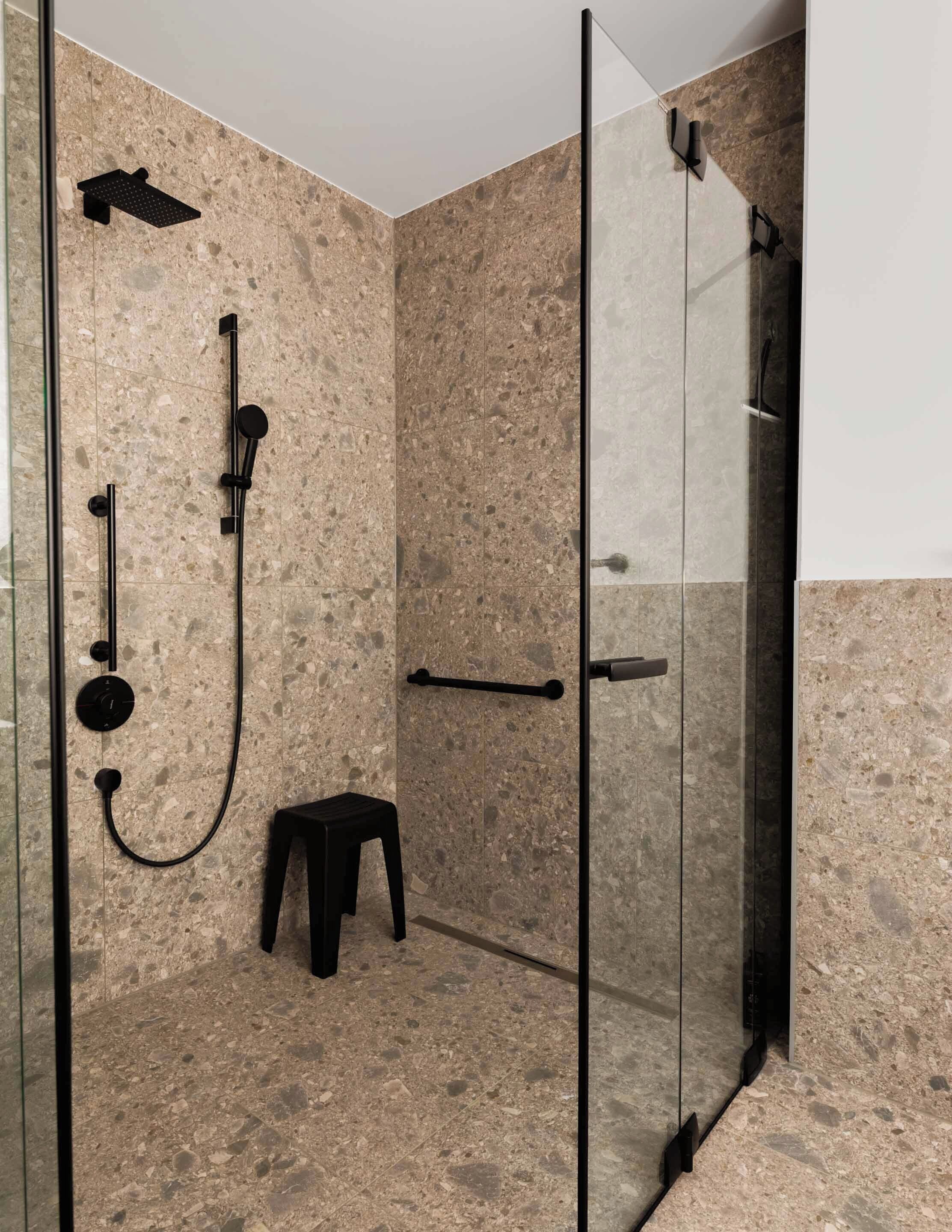 Suite Wheelchair Accessible | Bathroom | Shower, eco-friendly toiletries, hair dryer, towels