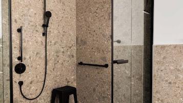 Suite Wheelchair Accessible | Bathroom | Shower, eco-friendly toiletries, hair dryer, towels