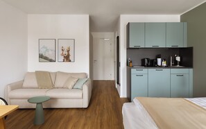 Comfort Suite with sofa bed | Dapur peribadi | Peti sejuk, dapur, pembancuh kopi espreso, cerek elektrik 