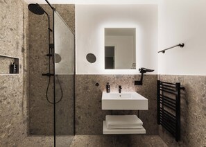 Dusche, umweltfreundliche Kosmetikartikel, Haartrockner, Handtücher