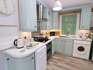 Dishwasher, cookware/dishes/utensils - Goose Lodge (Shipston on Stour)