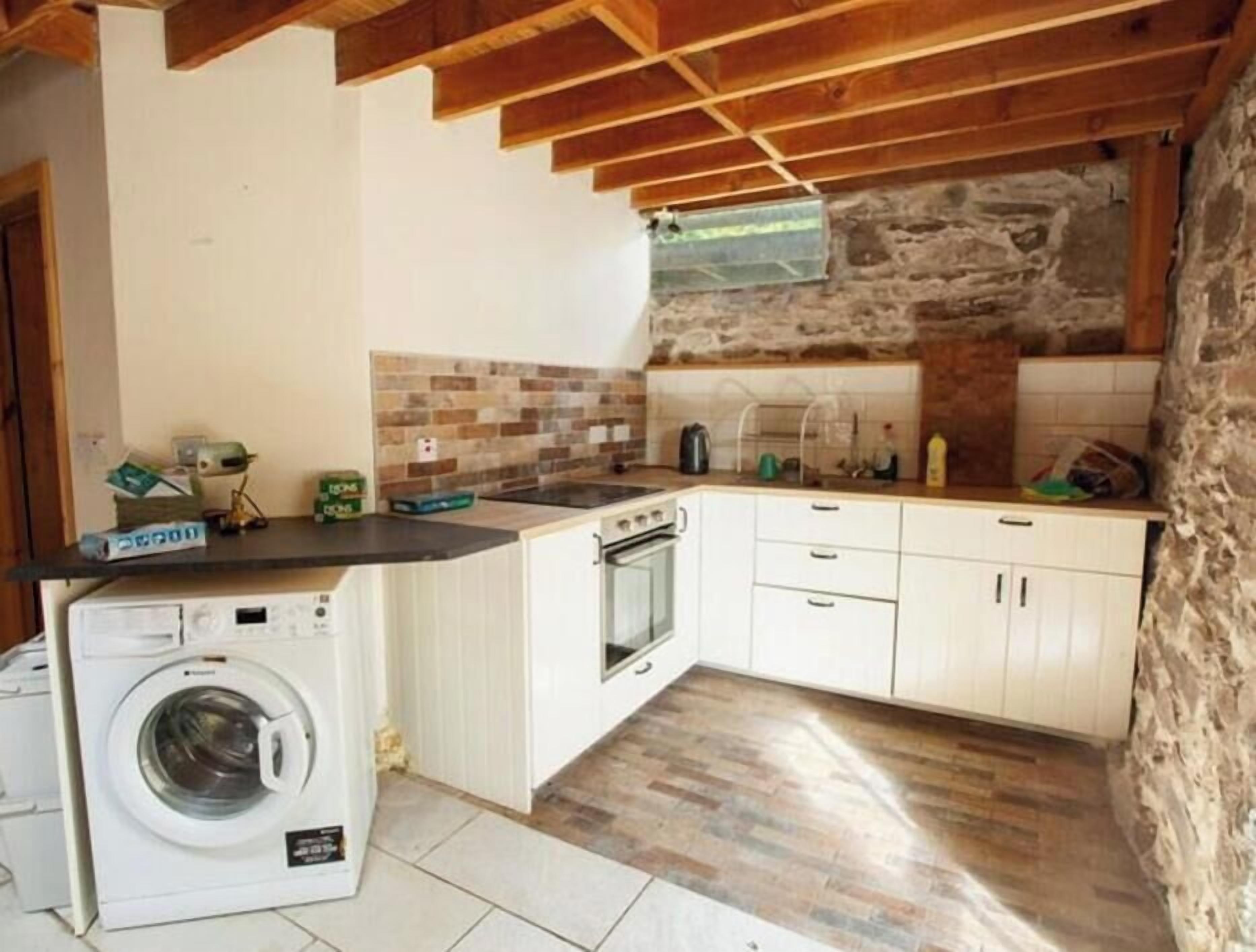 Fridge, oven, stovetop, coffee/tea maker