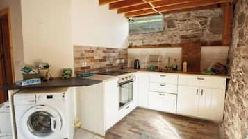 Fridge, oven, stovetop, coffee/tea maker