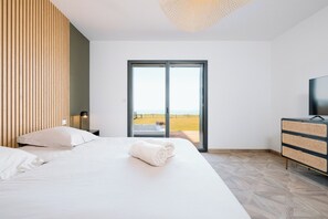 5 bedrooms, iron/ironing board, internet, bed sheets