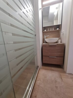 Shower, hair dryer, towels - Maria's Heaven House - Old Town Apartment with Private Terrace, Wi-Fi & Air Conditioning (Rodos)