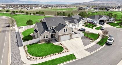 Mountain & Lake Views Fenced with Park & Game Room