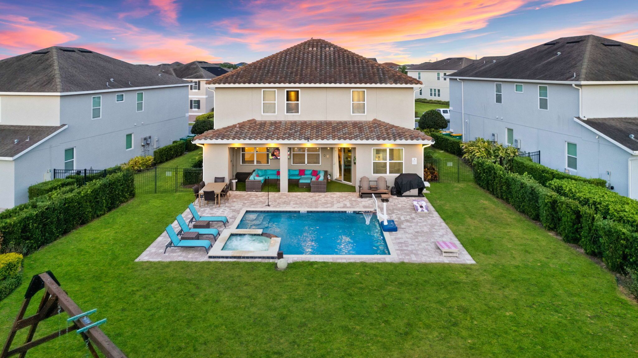 Une propriété résidentielle dotée d’une piscine, d’un espace extérieur aménagé et d’une pelouse bien entretenue.