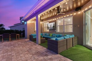 Outdoor dining - Magic Grove Villa - Six Bedroom House, Sleeps 13 (Kissimmee)