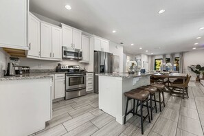 Fridge, microwave, oven, stovetop - Encanto Magic Retreat (Bay Lake)