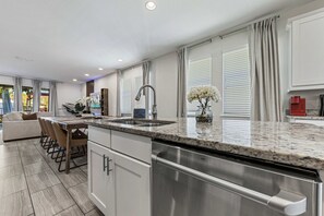 Fridge, microwave, oven, stovetop - Encanto Magic Retreat (Bay Lake)