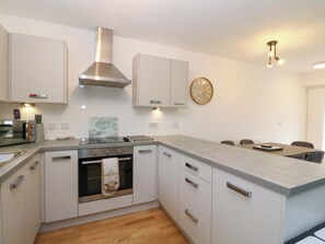 Dishwasher, cookware/dishes/utensils - Mews By The Tay (Aberfeldy)