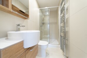 Shower, hair dryer, towels, soap - Lovely 1-bedroom apartment in welcoming Epsom for your stay (Epsom)
