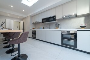 Private kitchen - Lovely 1-bedroom apartment in welcoming Epsom for your stay (Epsom)