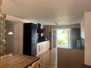 Kaffetrakter/tekoker, kjøleskap, mikrobølgeovn og ovn