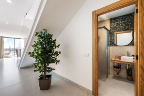 Dusche, Haartrockner, Handtücher