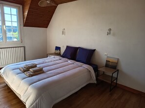 3 bedrooms, travel cot, Internet, bed sheets