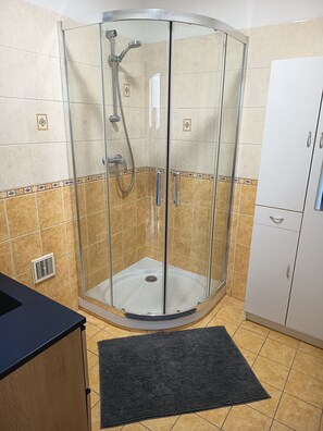 Shower, hair dryer, towels, toilet paper - Village house ten minutes from the sea (Corseul)