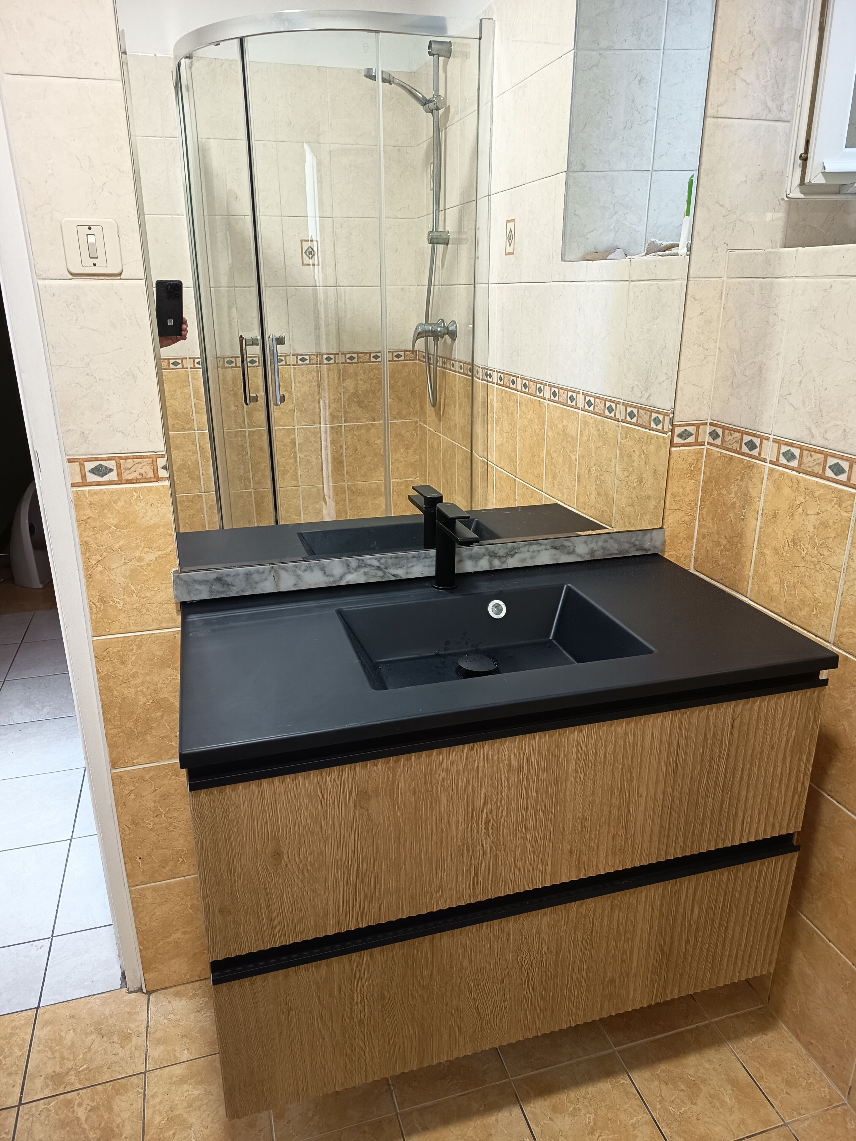 Regadera, secadora de cabello, toallas, papel de baño 