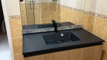 Douche, sĂšche-cheveux, serviettes fournies, papier toilette