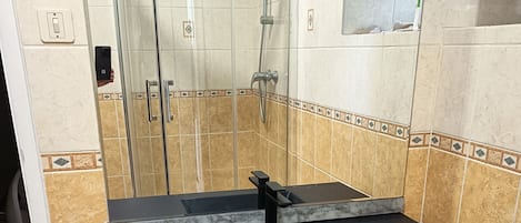 Suihku, hiustenkuivaaja, pyyhkeet, vessapaperi