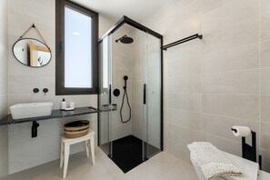 Dusche, Haartrockner, Handtücher