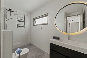 Dusche, Haartrockner, Handtücher, Toilettenpapier