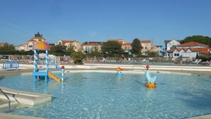 A swimming pool with a water slide, a lifeguard tower, and lounge chairs along the poolside. - House Port Bourgenay 6-8 pers - 3 bdrms - pools/toboggans-Plage-Golf- Activities (Talmont-Saint-Hilaire)