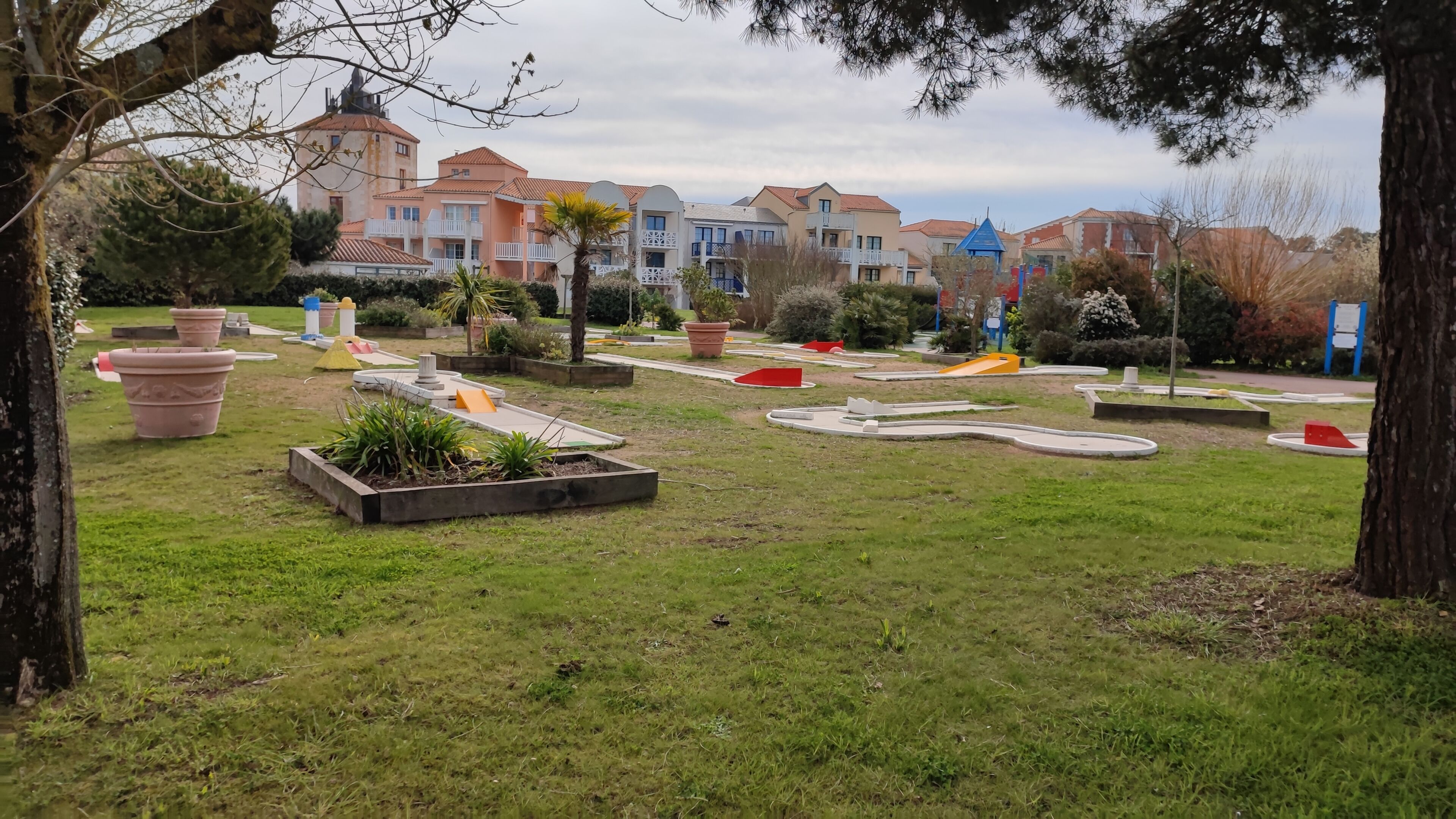 Ett bostadsområde med hus, en liten park med gångvägar och en lekplats.