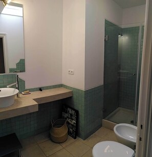 Shower, hair dryer, bidet, towels - Family house, garden & pool - sleeps 7 - 5 min surf beach - Lisbon (Carcavelos)