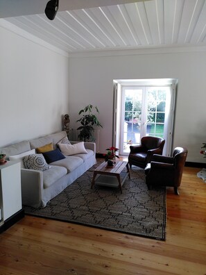 Living area - Family house, garden & pool - sleeps 7 - 5 min surf beach - Lisbon (Carcavelos)