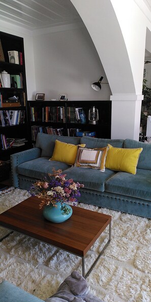 Living area - Family house, garden & pool - sleeps 7 - 5 min surf beach - Lisbon (Carcavelos)