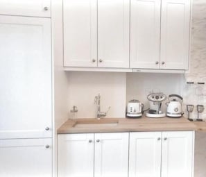 ELEGANT SUITE | ครัวขนาดเล็กส่วนตัว | ตู้เย็น, ไมโครเวฟ, เตาประกอบอาหาร, เครื่องครัว/จาน/ช้อนส้อม