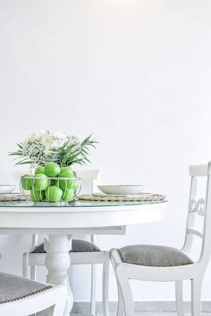 MAISONETTE SUITE | ตู้นิรภัยในห้องพัก, โต๊ะทำงาน, พื้นที่ทำงานแบบใช้แล็ปท็อป, ผ้าม่านกันแสง