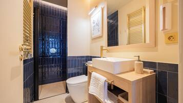 Deluxe Studio | Bathroom