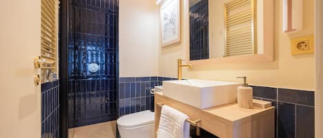 Deluxe Studio | Bathroom