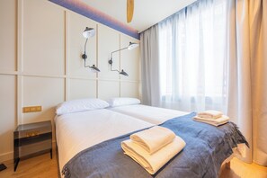 Escritorio, espacio para trabajar con laptop y wifi gratis 