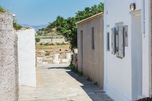 Property grounds - Anna's apartment at Marmara of Paros (Paros)