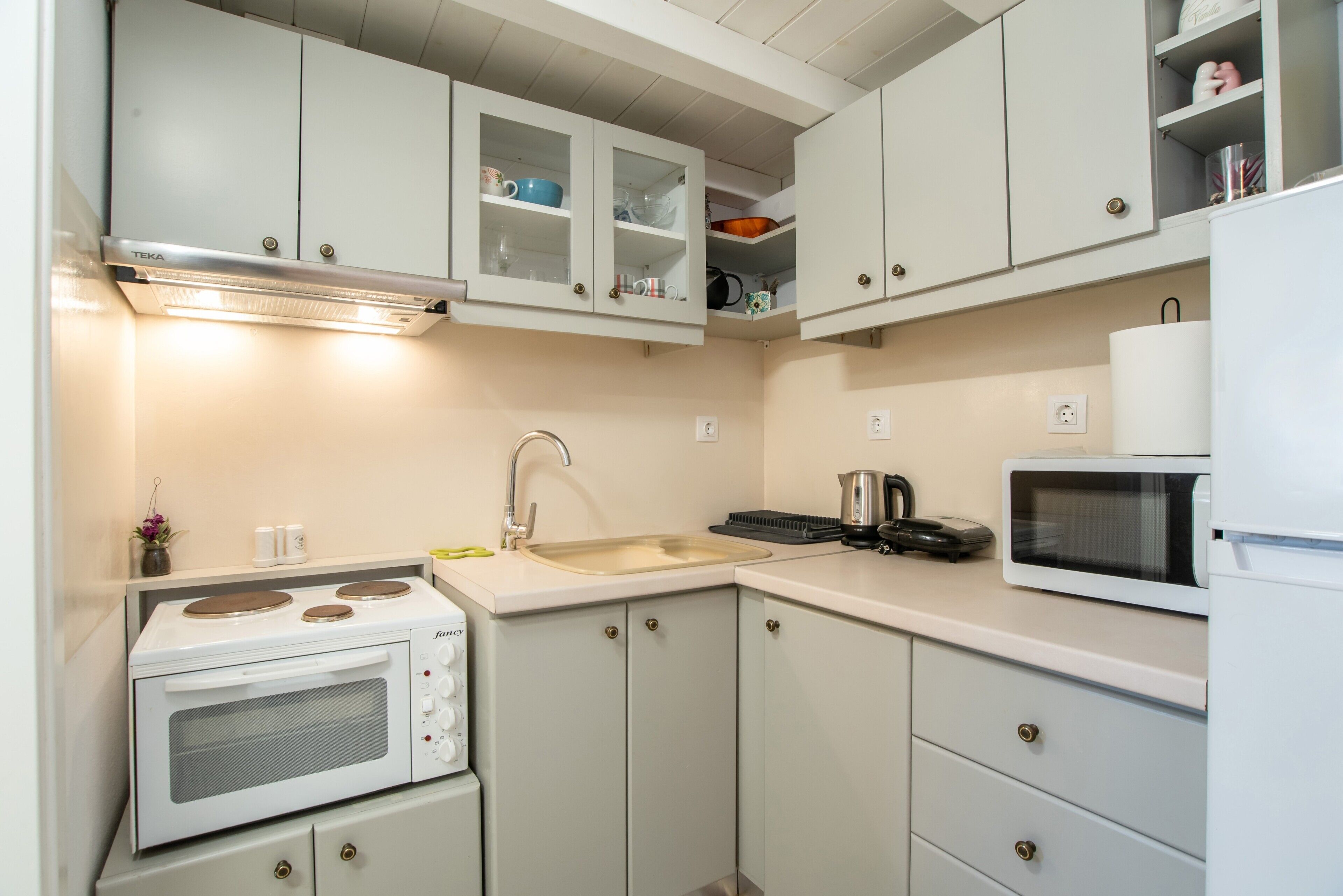 Oven, coffee/tea maker