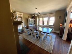 Dining - Spacious 4-bedroom house in the City of  Pittsburgh. 5-10 minutes from Downtown. (Pittsburgh)