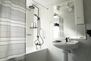 Shower, hair dryer, bidet, towels