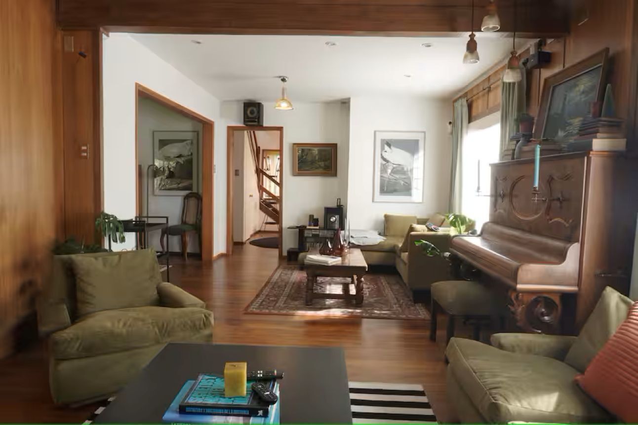 Smart TV, fireplace, DVD player, books