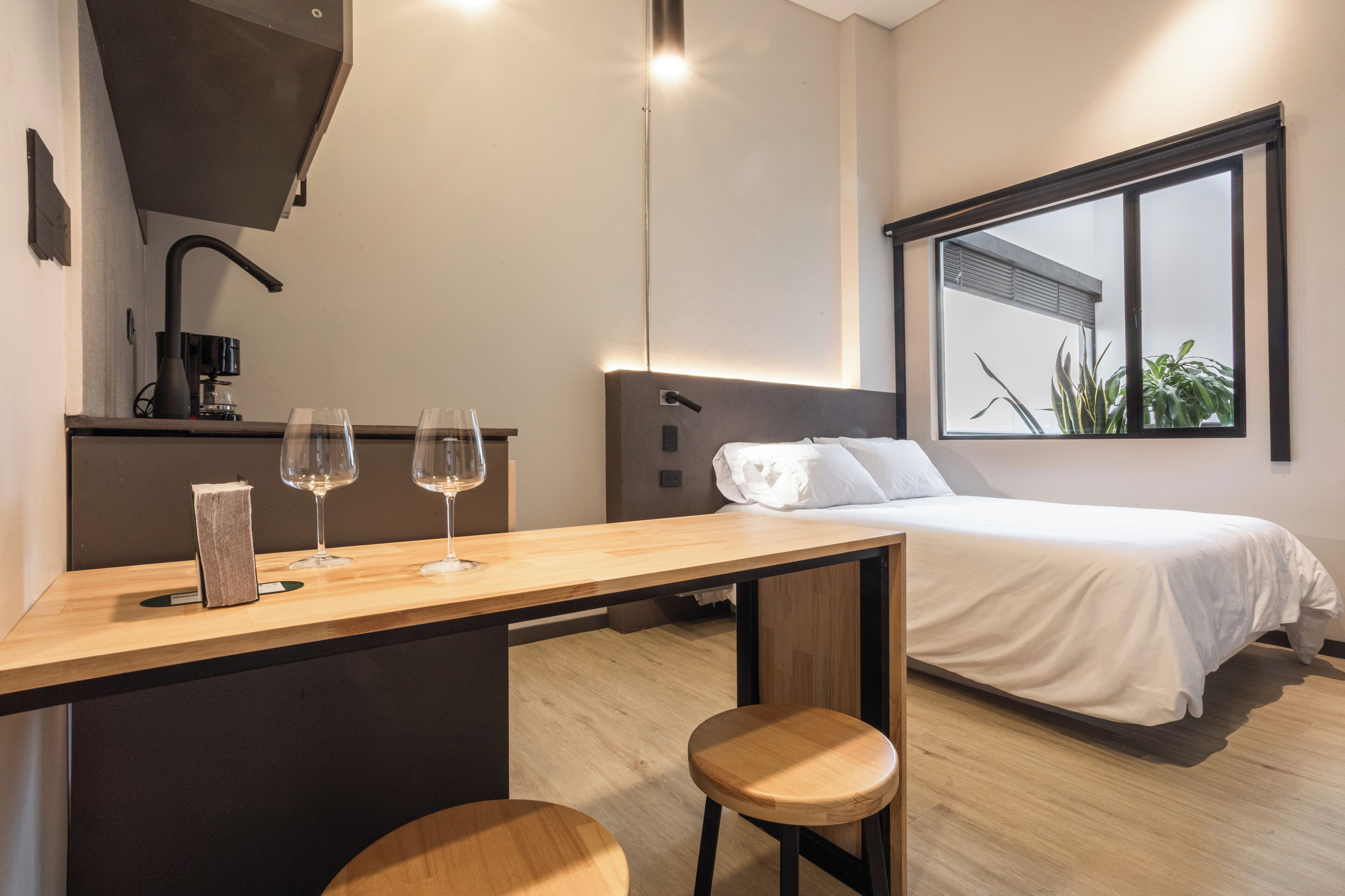 Escritorio, wifi gratis y ropa de cama 