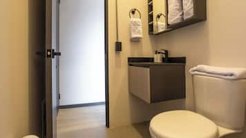 Estudio | Baño | Regadera, regadera tipo lluvia, toallas