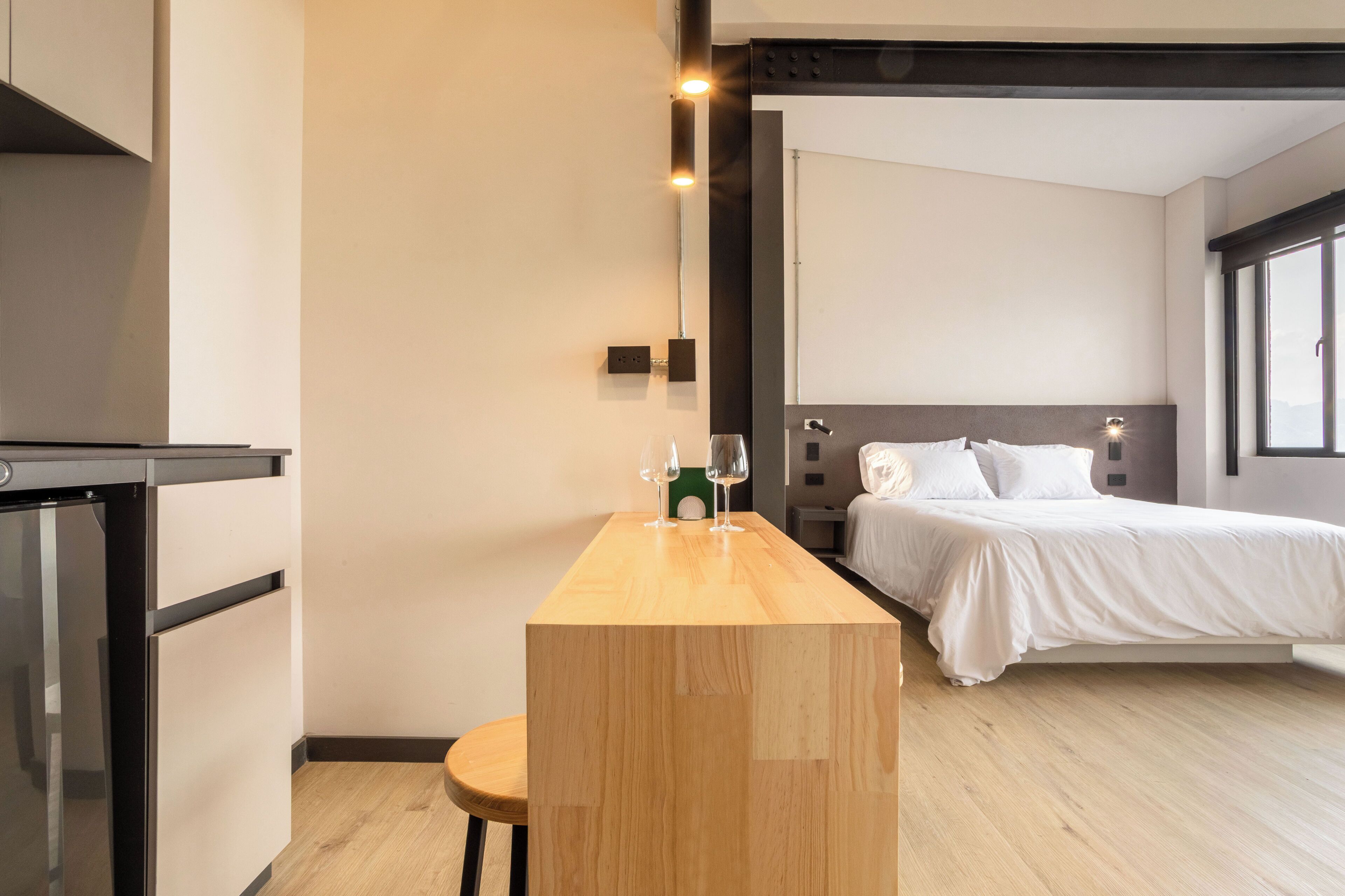 Escritorio, wifi gratis y ropa de cama 
