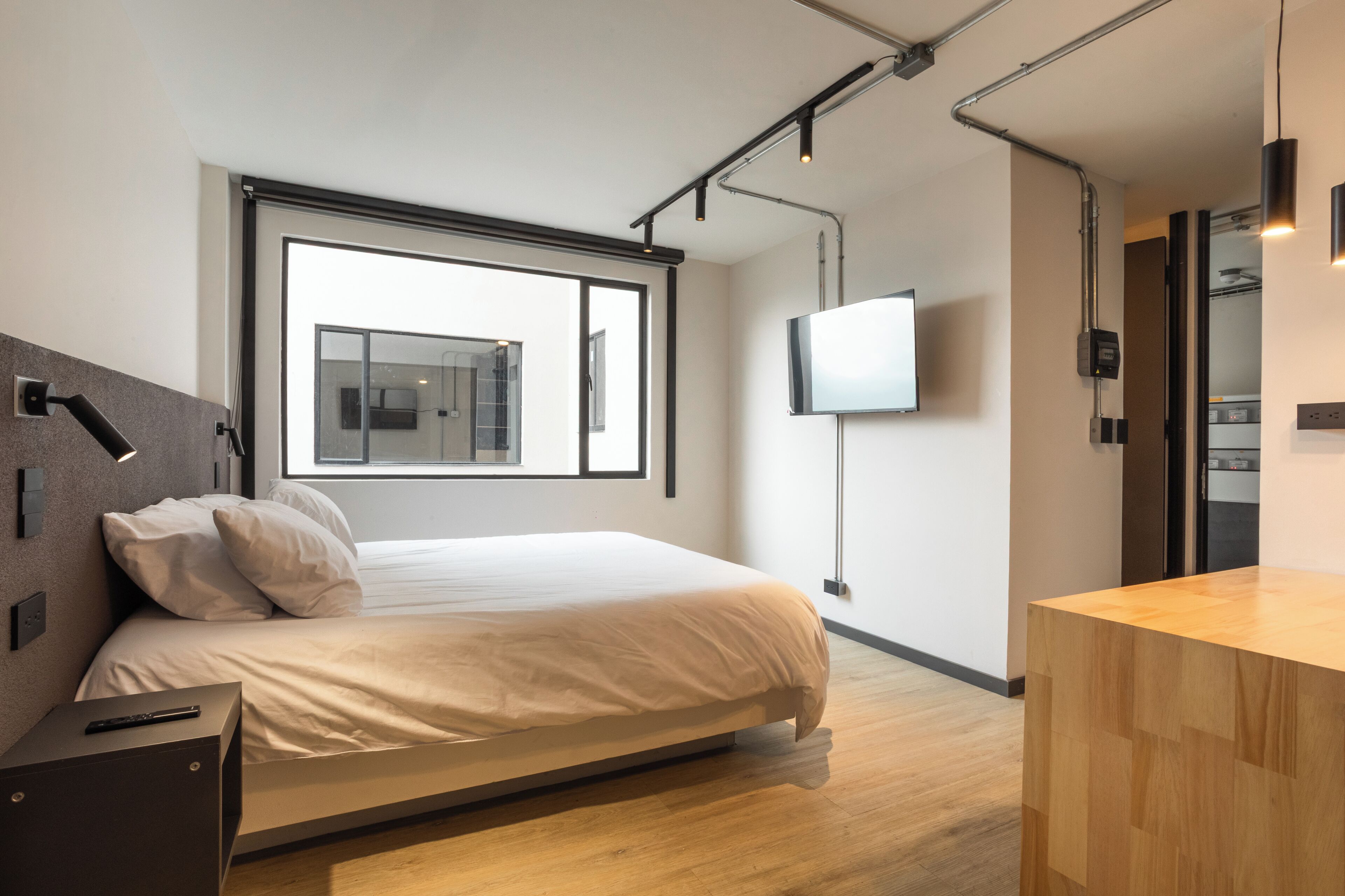 Escritorio, wifi gratis y ropa de cama 