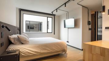 Escritorio, wifi gratis y ropa de cama