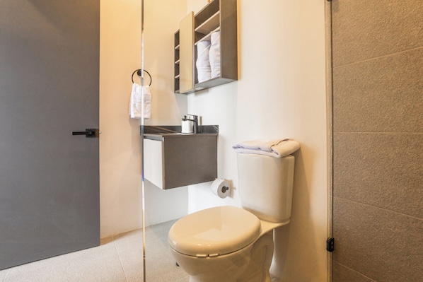 Shower, rainfall showerhead, towels - Break Estudios Manizales (Manizales)