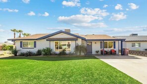 Exterior - Modern Scottsdale 3BR Home w/Pool, Spa & Mini Golf (Scottsdale)
