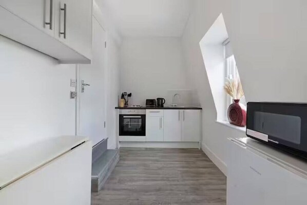 Réfrigérateur, micro-ondes, grille-pain, tables à manger